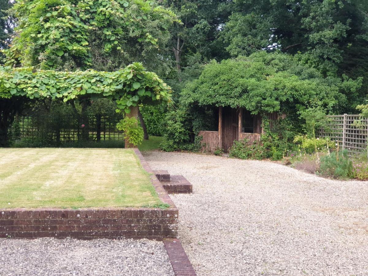 The Reading Whole Chalet With Lake And Two Acre Gardens 外观 照片
