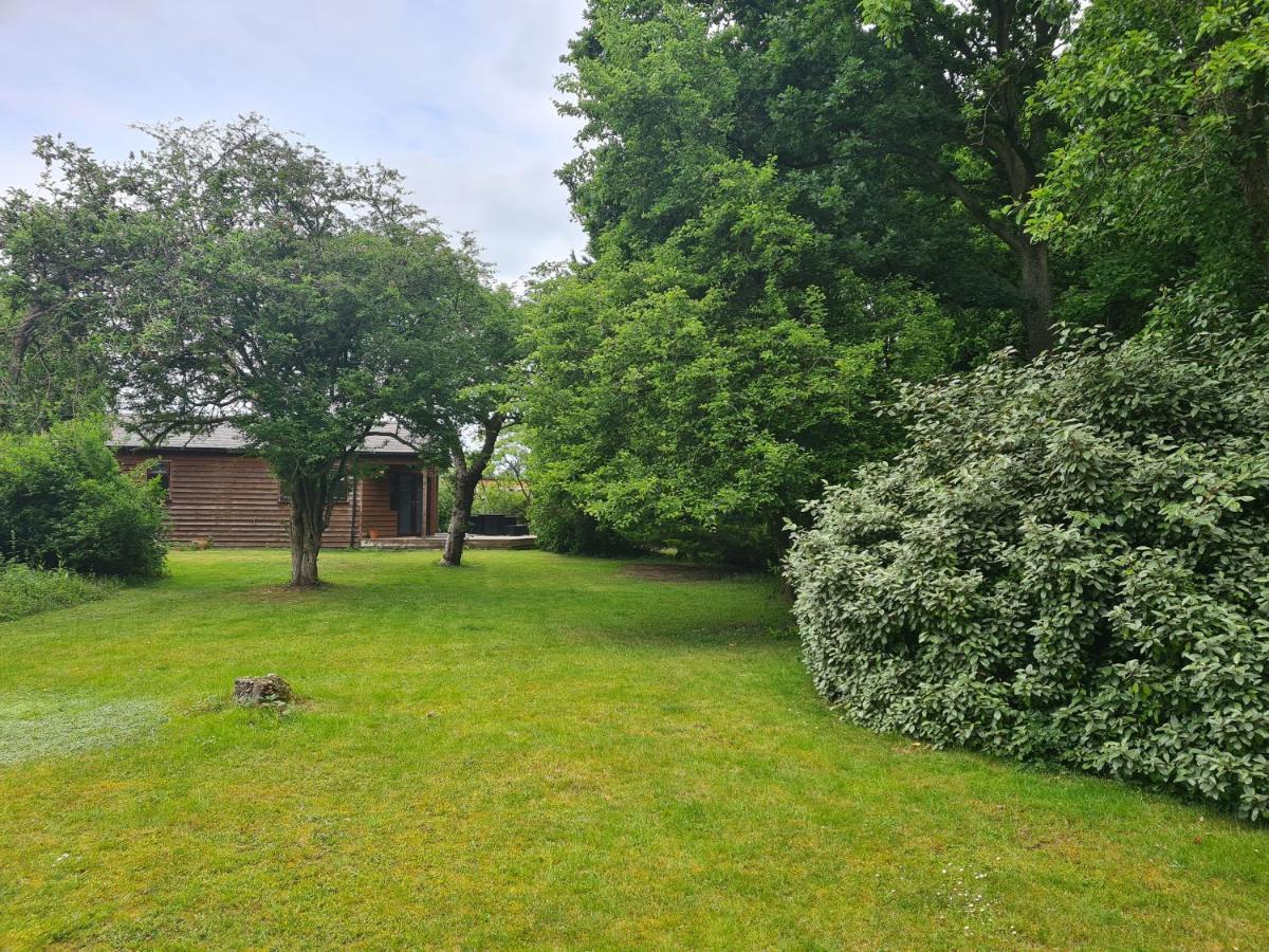 The Reading Whole Chalet With Lake And Two Acre Gardens 外观 照片