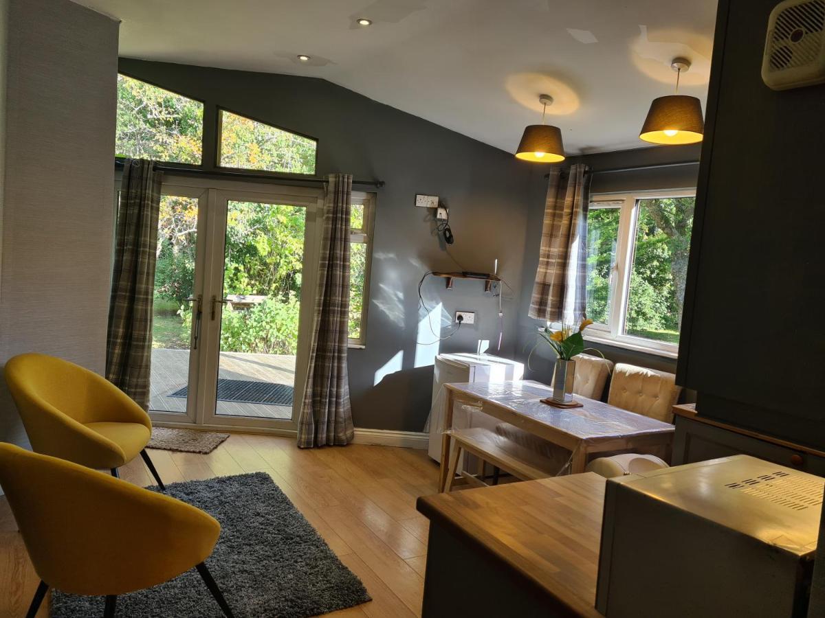 The Reading Whole Chalet With Lake And Two Acre Gardens 外观 照片