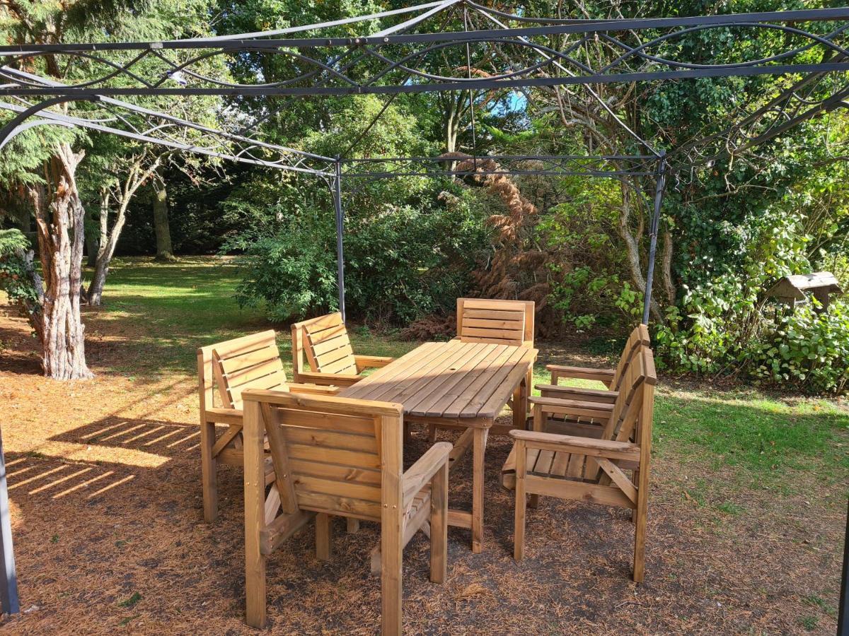 The Reading Whole Chalet With Lake And Two Acre Gardens 外观 照片