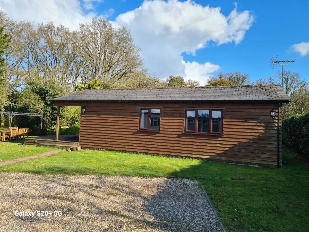 The Reading Whole Chalet With Lake And Two Acre Gardens 外观 照片